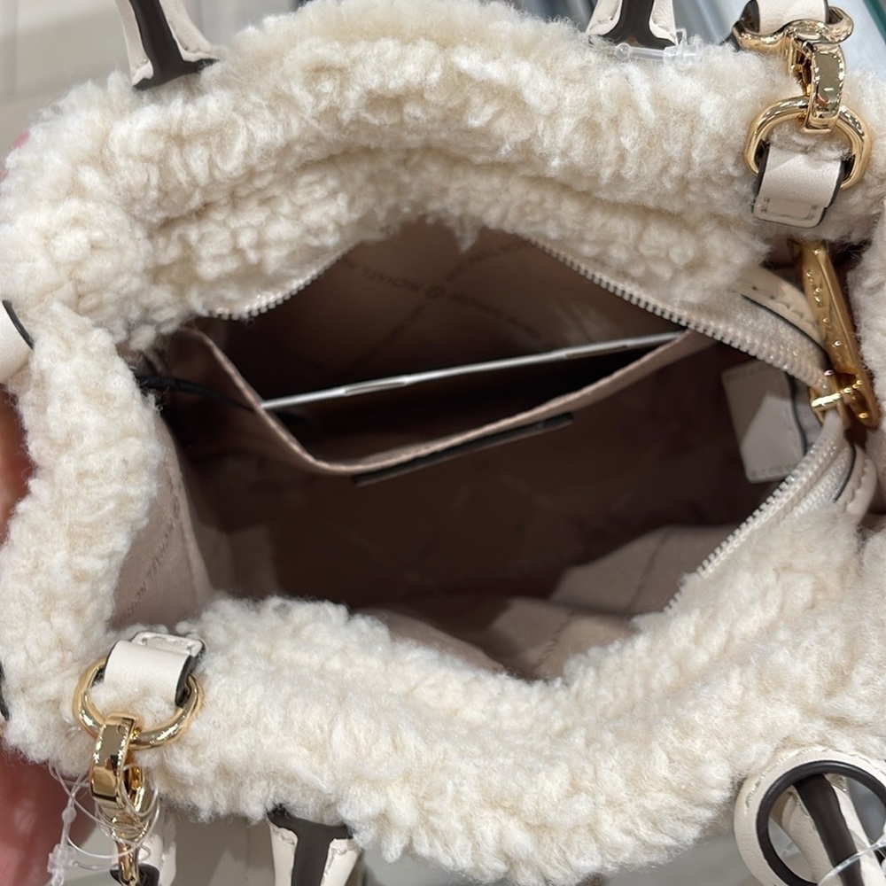 Michael Kors Mirella Extra-Small Sherpa XS SHOPPER XBODY
SHEARLING Crossbody - Picture 4 of 16